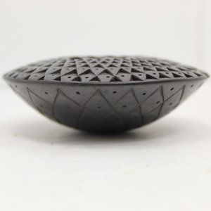 Mata Ortiz Graphite Flying Saucer Pot by Lucia Quezada